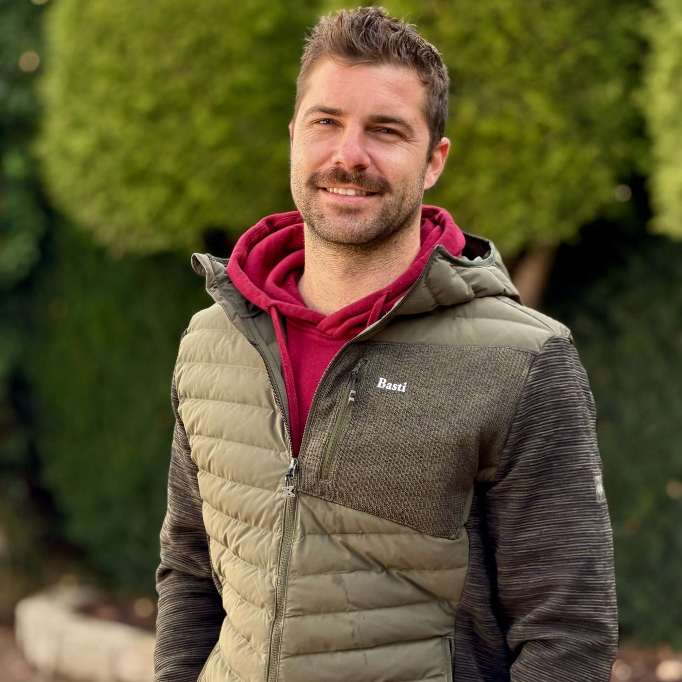Sebastian Beil Portrait, lacht in die Kamera