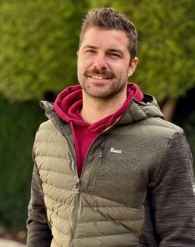 Sebastian Bail mit rotem Pulli und Jacke
