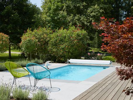 Garten, Bäume, Sträucher, Swimmingpool, zwei Sommerstühle in apfelgrün und türkis